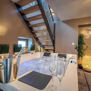 https://50-nuances-damour-jacuzzi-massage-cinma.hotels-rhonealpes.com